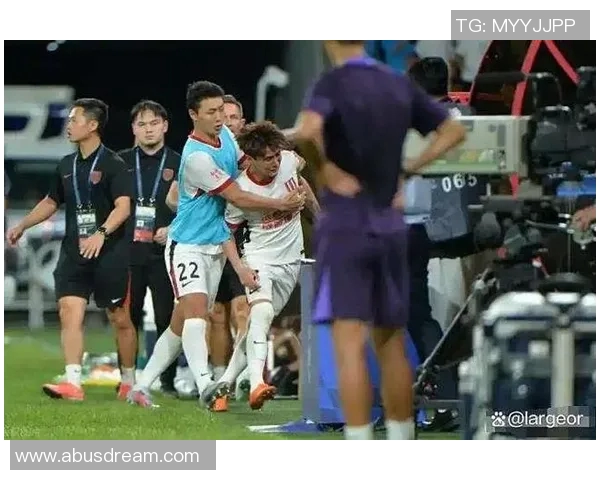 VAR社媒发声回应争议事件 引发球迷热议与舆论反响